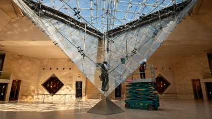 Guilbert Propreté assure le nettoyage de la pyramide inversée du Carrousel du Louvre